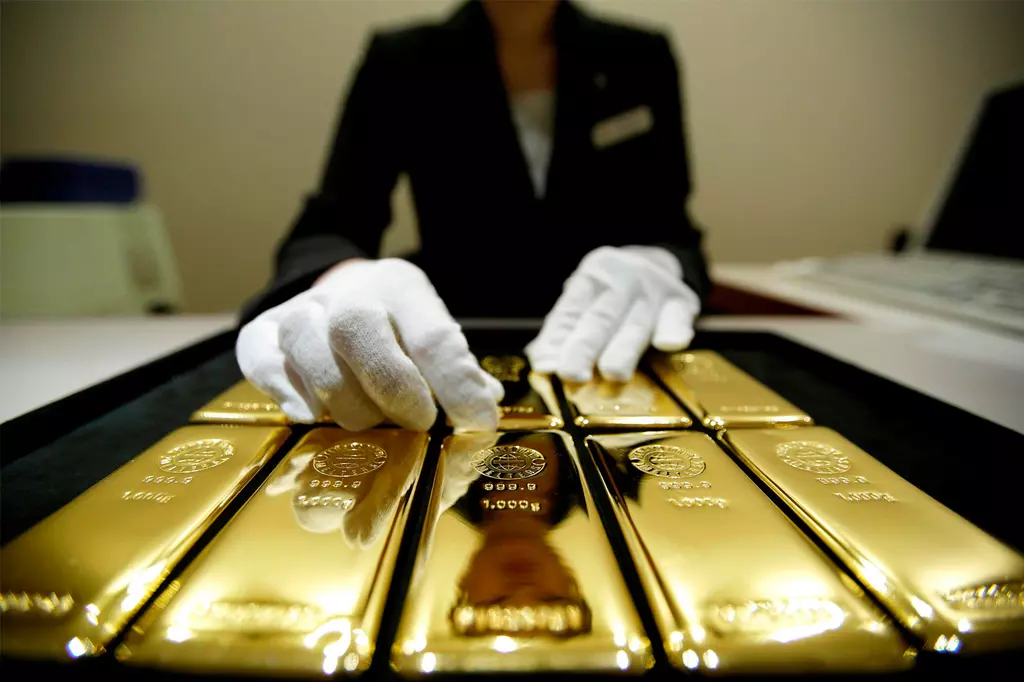 Куда россияне вкладывают деньги в 2025 году: криптовалюта или золото?